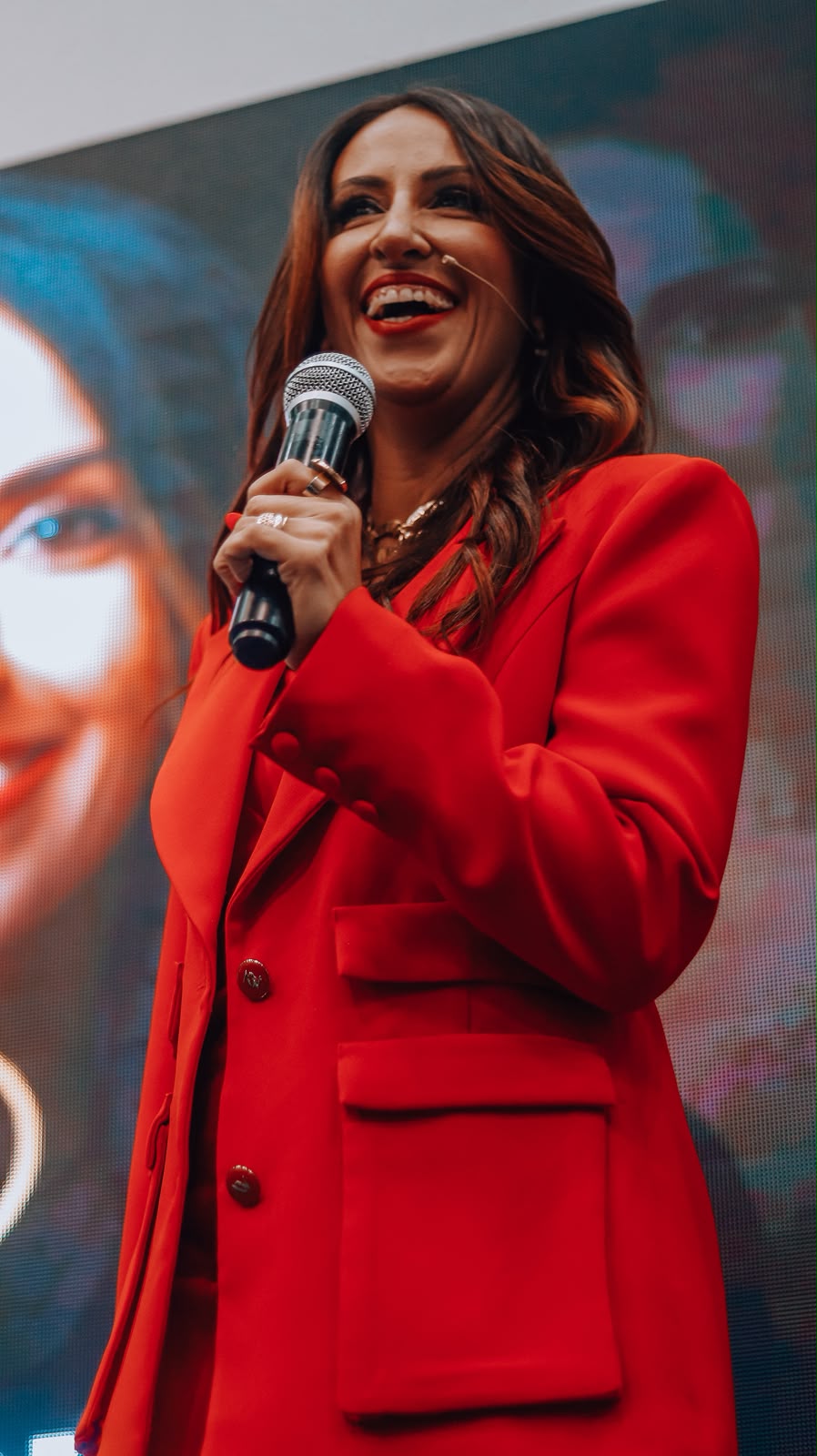 Maria Fernanda Torrano palestrando de blazer branco no CAP Experience